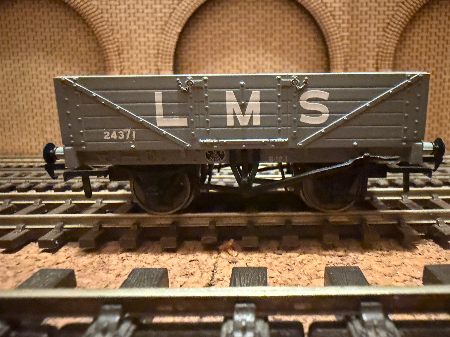 Bachmann 37-070 (OO) London Midland & Scottish Railway, Five Plank Wagon No.24371