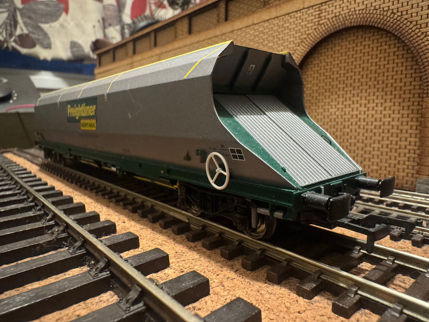 Bachmann 38-030A (OO) Freightliner 100T HHA Bogie Hopper with sliding end doors No.370429 in Freightliner Heavy Haul Livery with website address. 