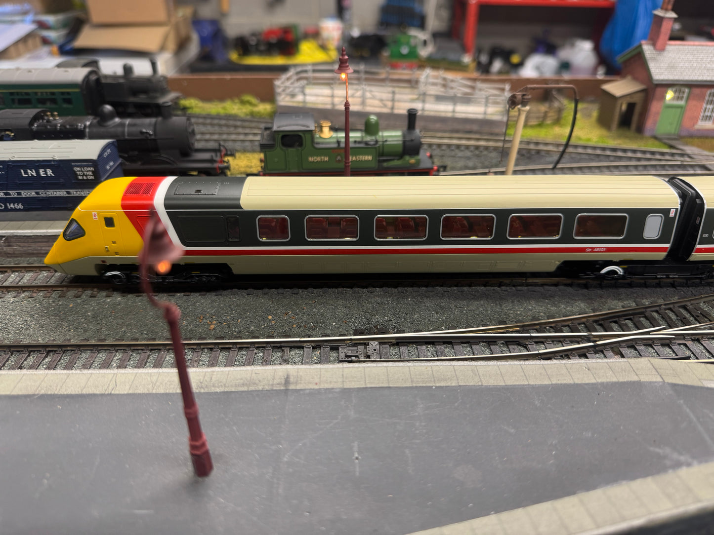 Hornby 30104 (OO) British Rail Class 370, Advanced Passenger Train No.370002 in BR Intercity livery, 5 car set. DCC Ready