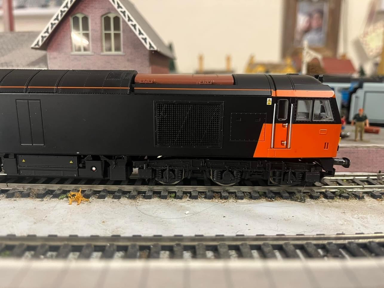 Hornby, Class 60, (60007) In Load Haul Livery, DCC Ready.