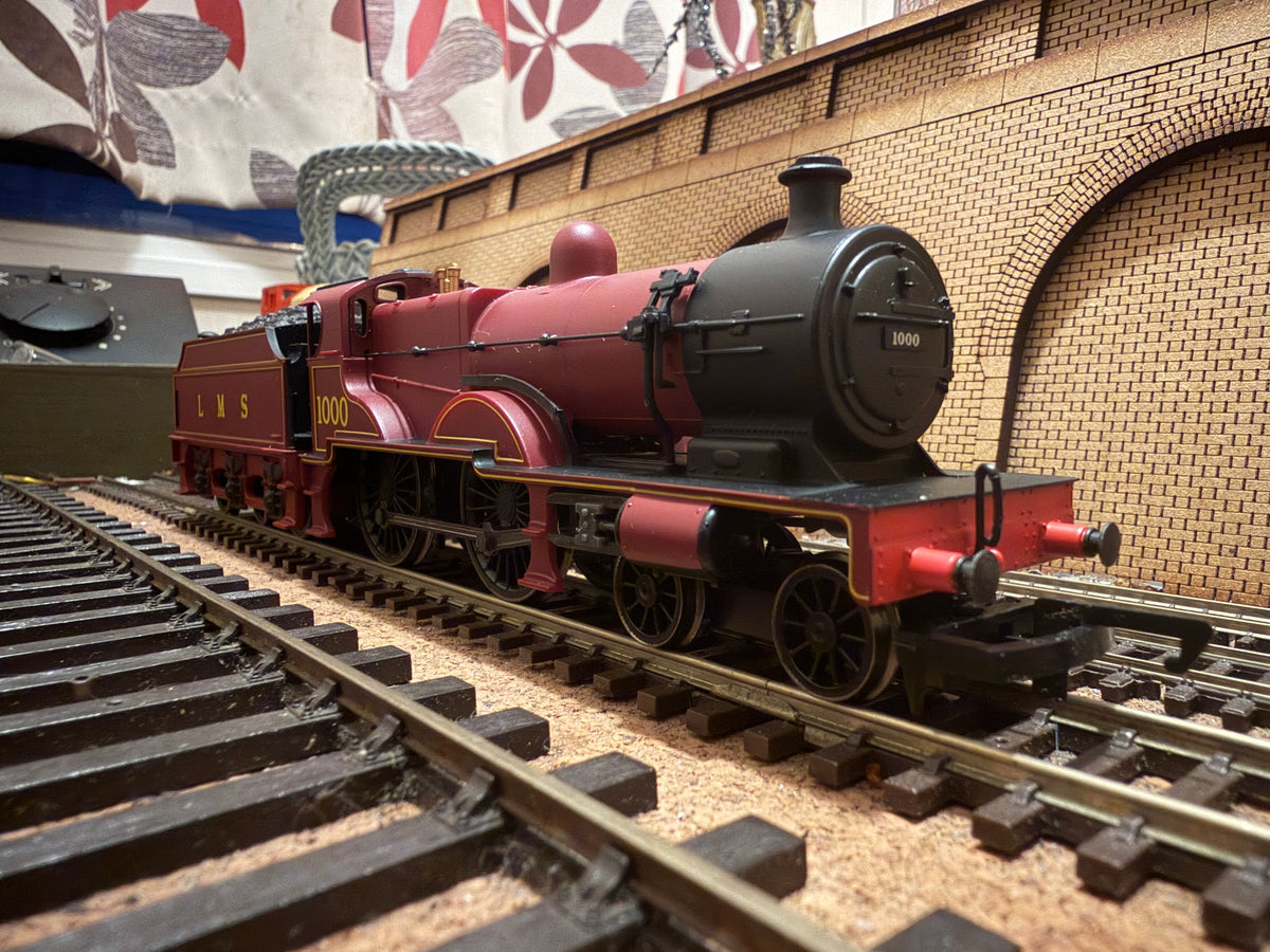 Hornby Railroad R3063 (OO) Ex MR 1000 Class ‘Midland Compound’ No.1000 in London Midland & Scottish Crimson Lake. DCC Ready