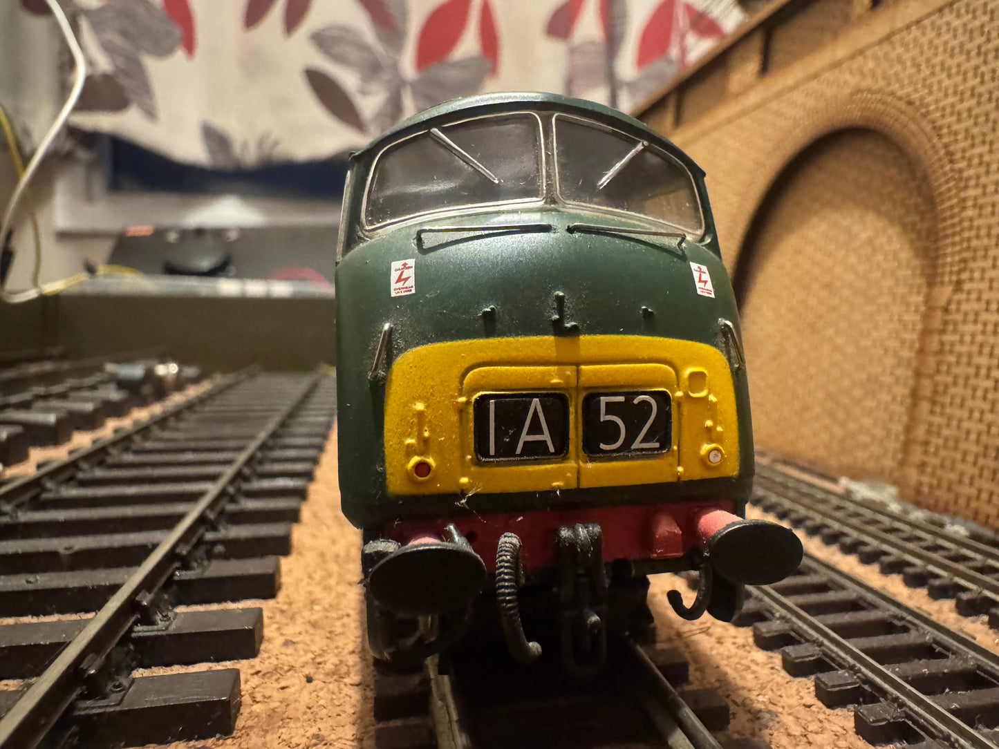 Bachmann 32-059 (OO) British Railways Western Region, “Warship” [Class 42] D818 “Glory” in BR Green with Yellow Ends. DCC Sound Fitted. 