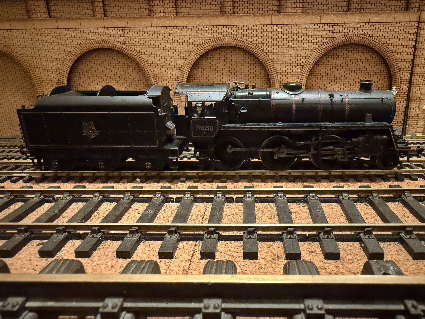 Bachmann 32-954 (OO) British Railways Standard 4MT Mogul No.76058 with BR1B Tender in weathered BR lined Black. DCC Sound Ready 