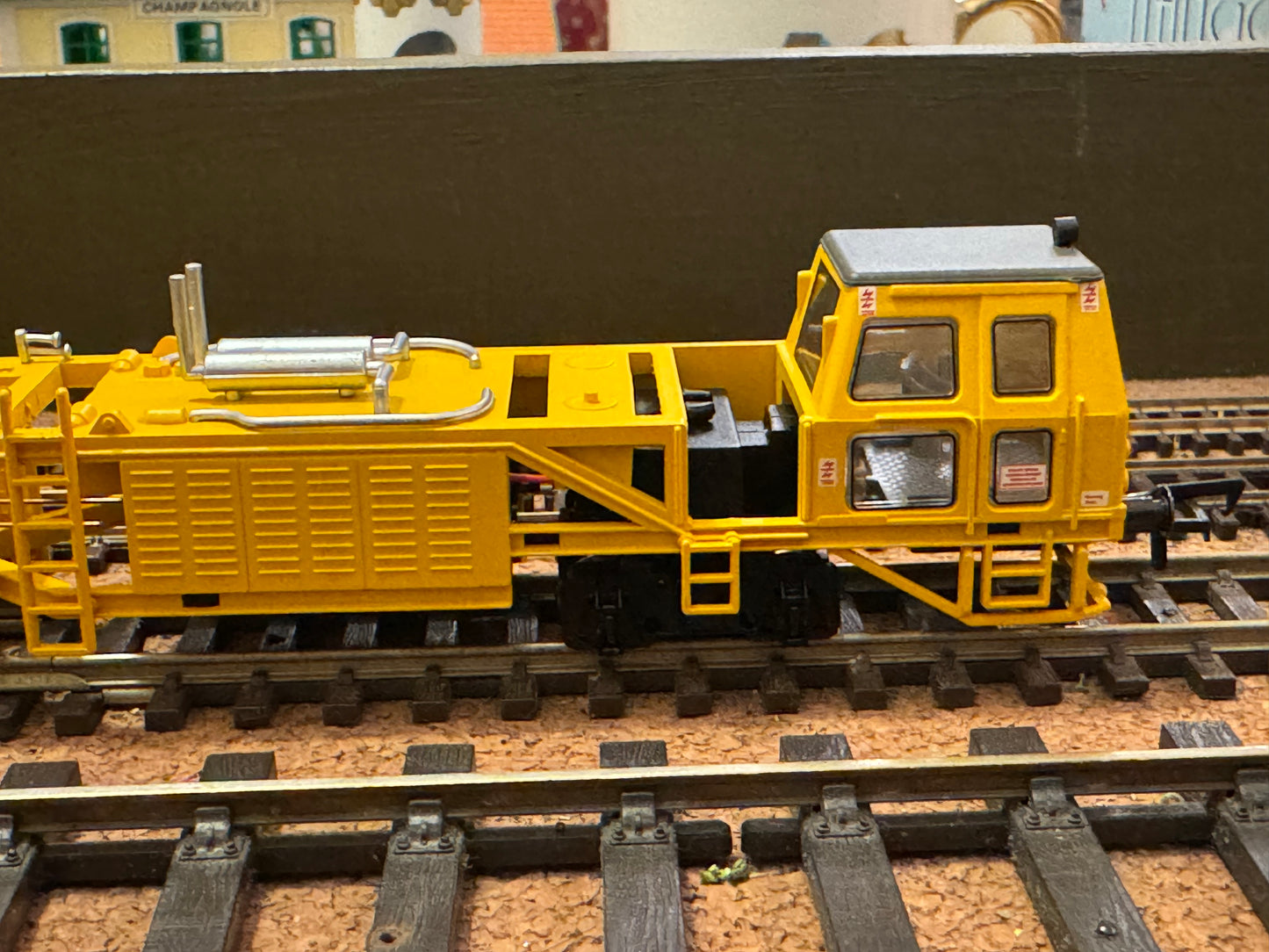 Bachmann (OO) British Rail, Plasser Tamper Machine (Motorised) No.DX73205 in BR Departmental Yellow and Bachmann (OO) British Rail, Plasser OWB 10 with Crane No.DX68200 in Departmental Yellow