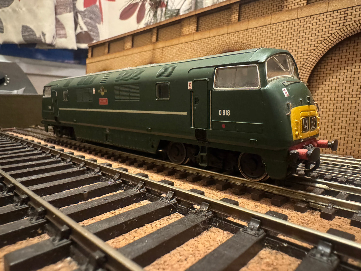 Bachmann 32-059 (OO) British Railways Western Region, “Warship” [Class 42] D818 “Glory” in BR Green with Yellow Ends. DCC Sound Fitted. 