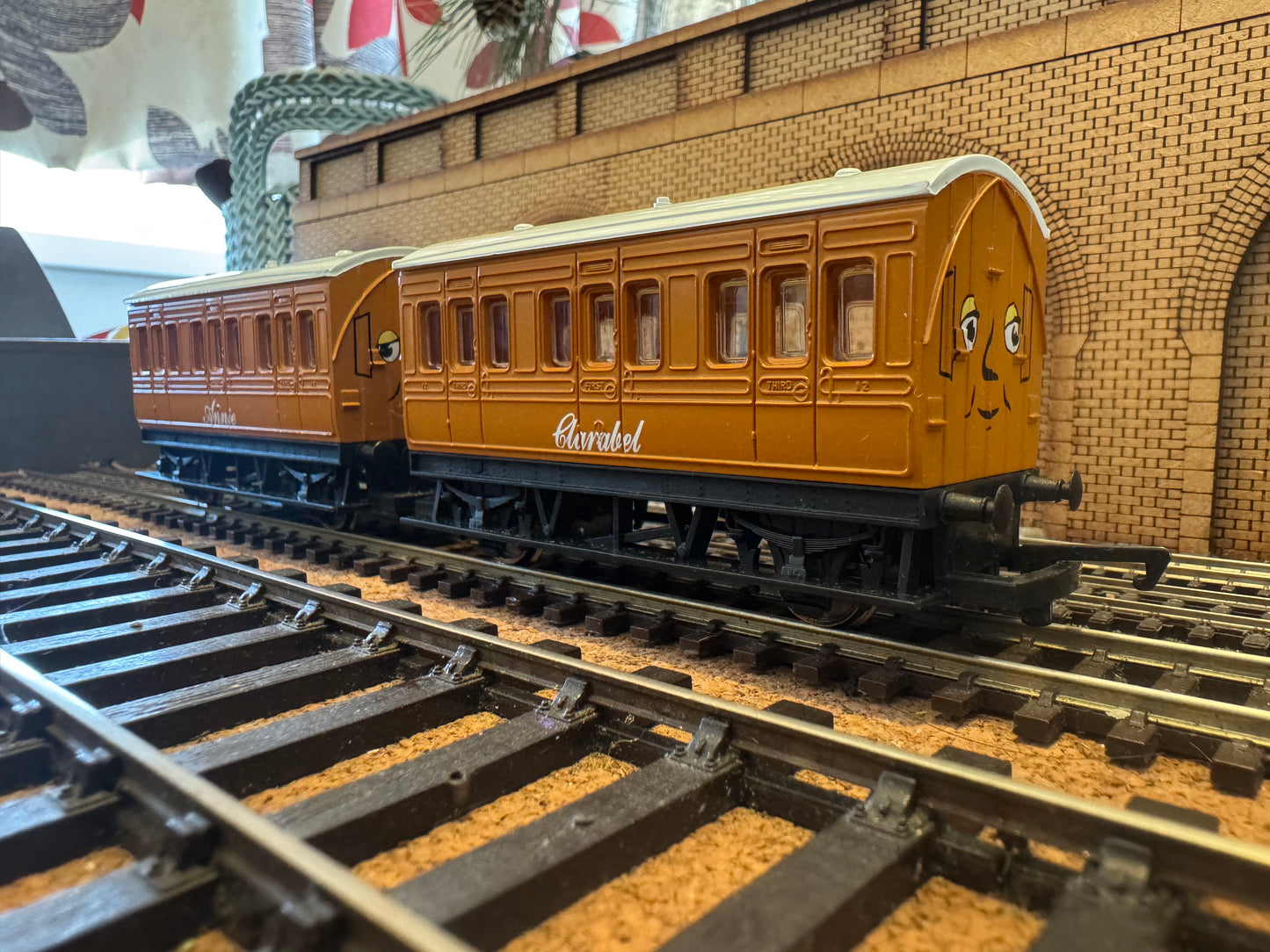 Hornby Thomas & Friends R9293 (OO) Annie and Clarabel
