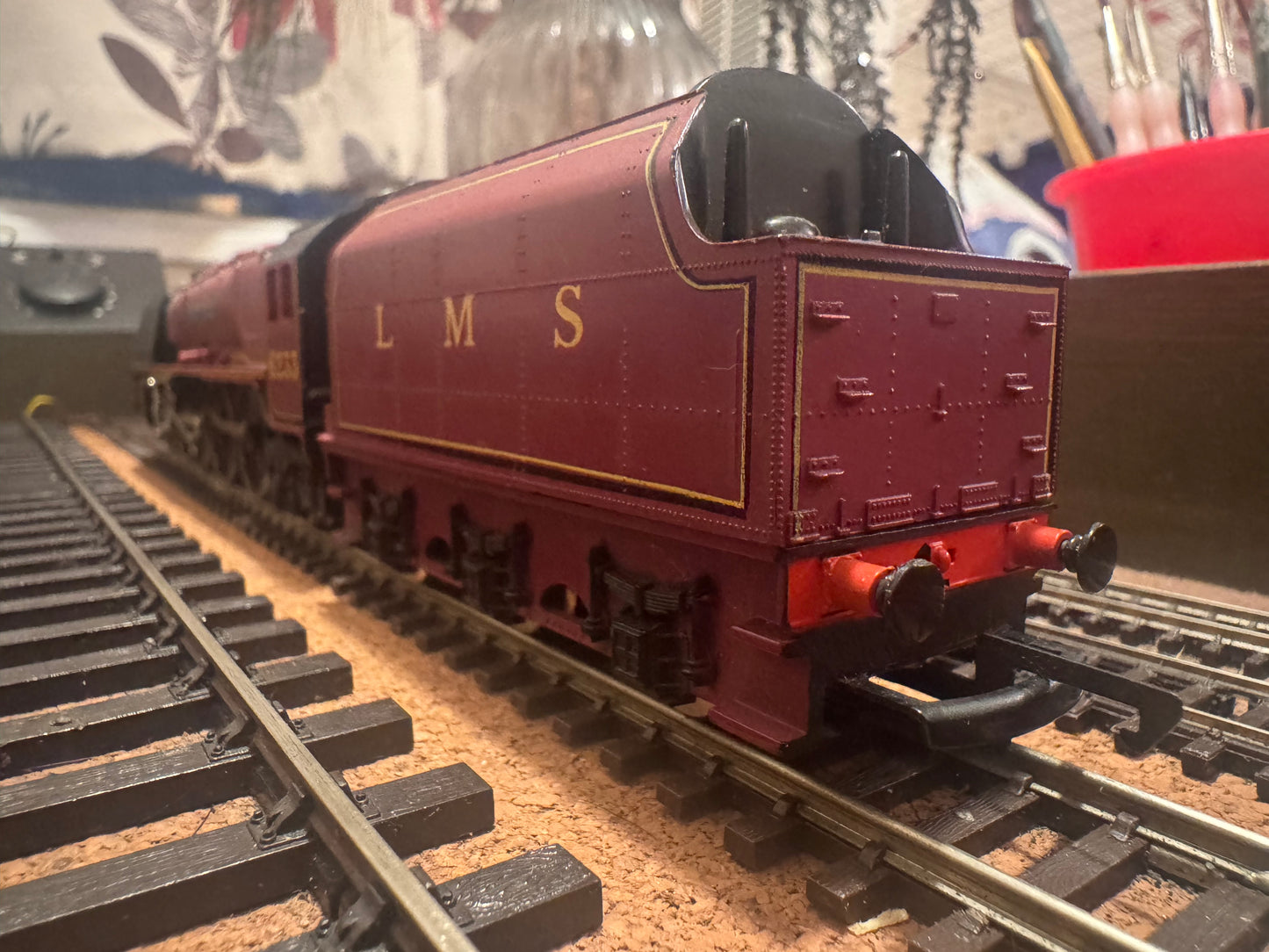 Hornby R.066 (OO) London Midland & Scottish Railway, 8P ‘Princess Coronation’ No.6233 “Duchess of Sutherland” in LMS Crimson Lake.