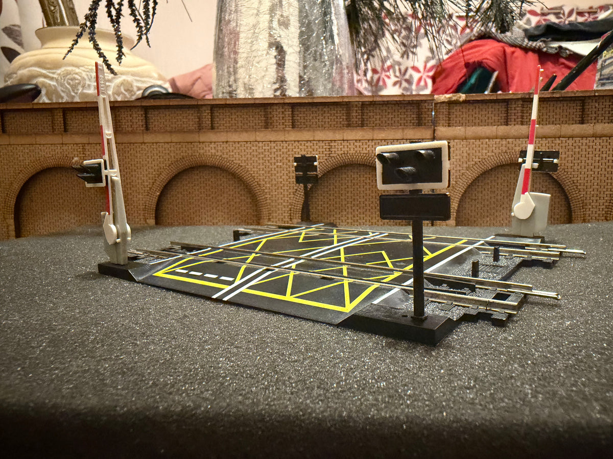 Hornby R636 (OO) Hornby R636 (OO) Double Track Level Crossing with Half barriers 