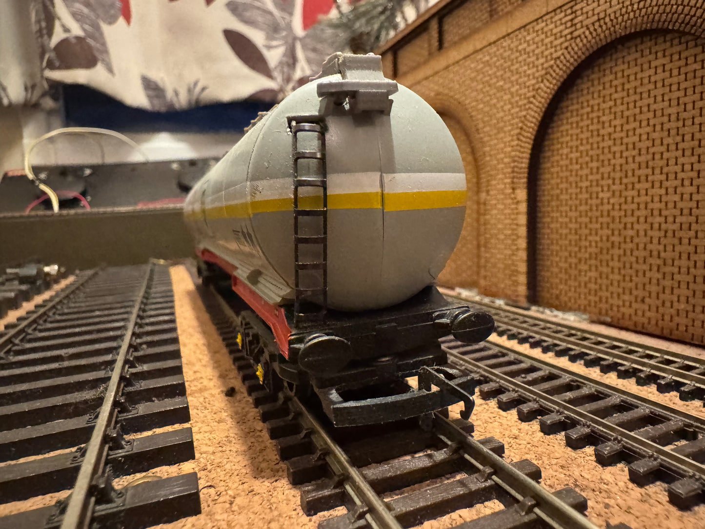 Hornby R.669 (OO) British Railway 100T TEA Tanker In Shell-BP livery 