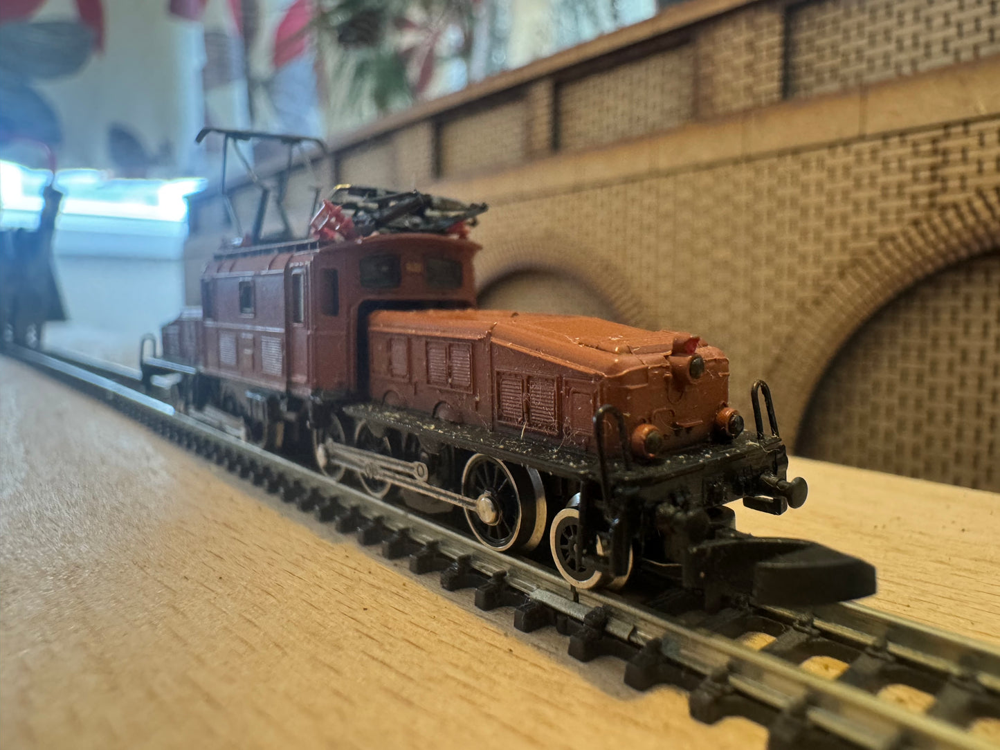 Marklin Mini Club 8852 (Z Gauge) Schweizerische Bundesbahnen, Ce 6/8 III No.14301 in SBB Livery.