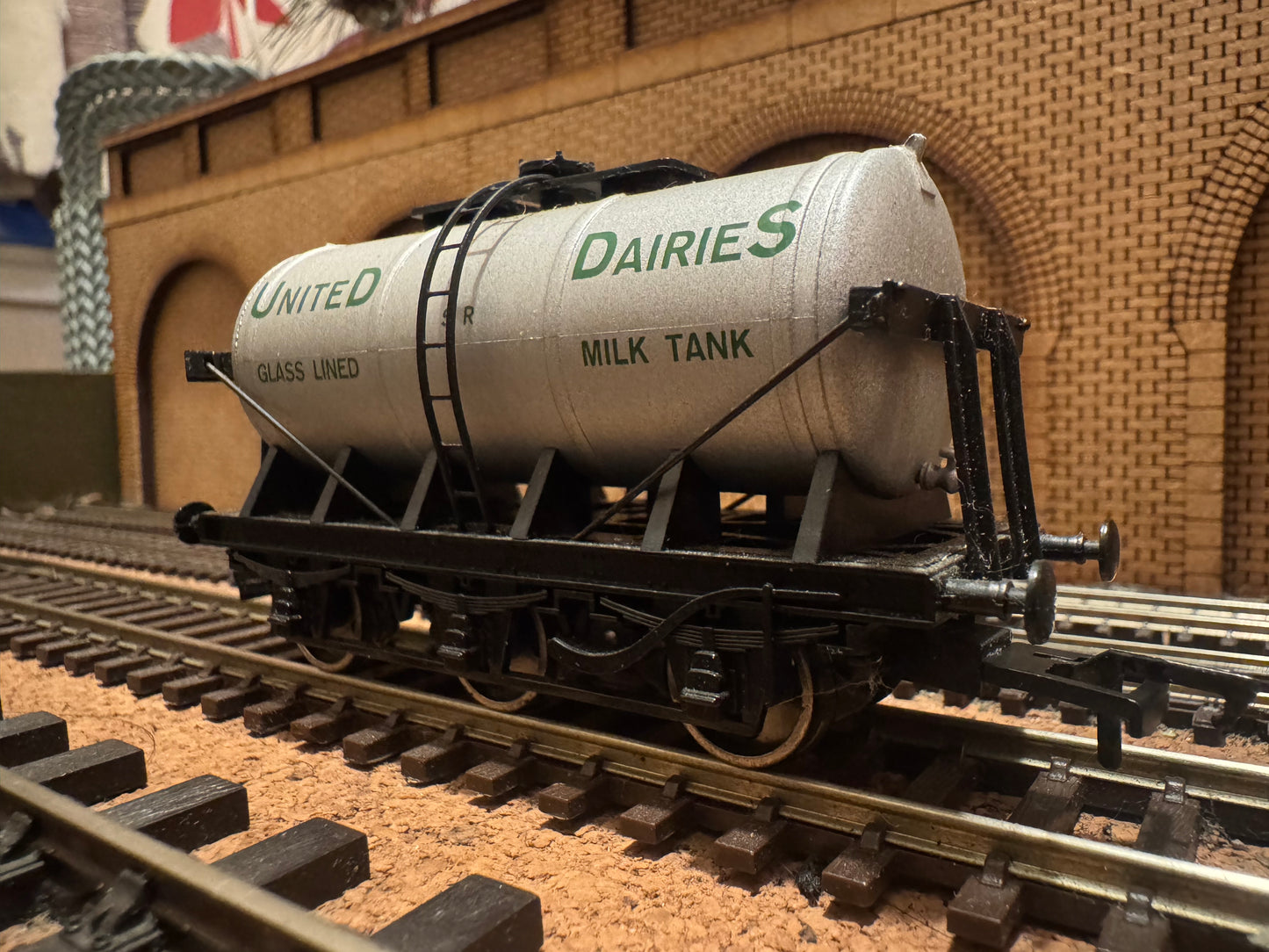 Dapol 4F-031-027 (OO) Southern Railway, 3000 Gallon, United Dairies Six Wheel Glass lined Milk Tank.
