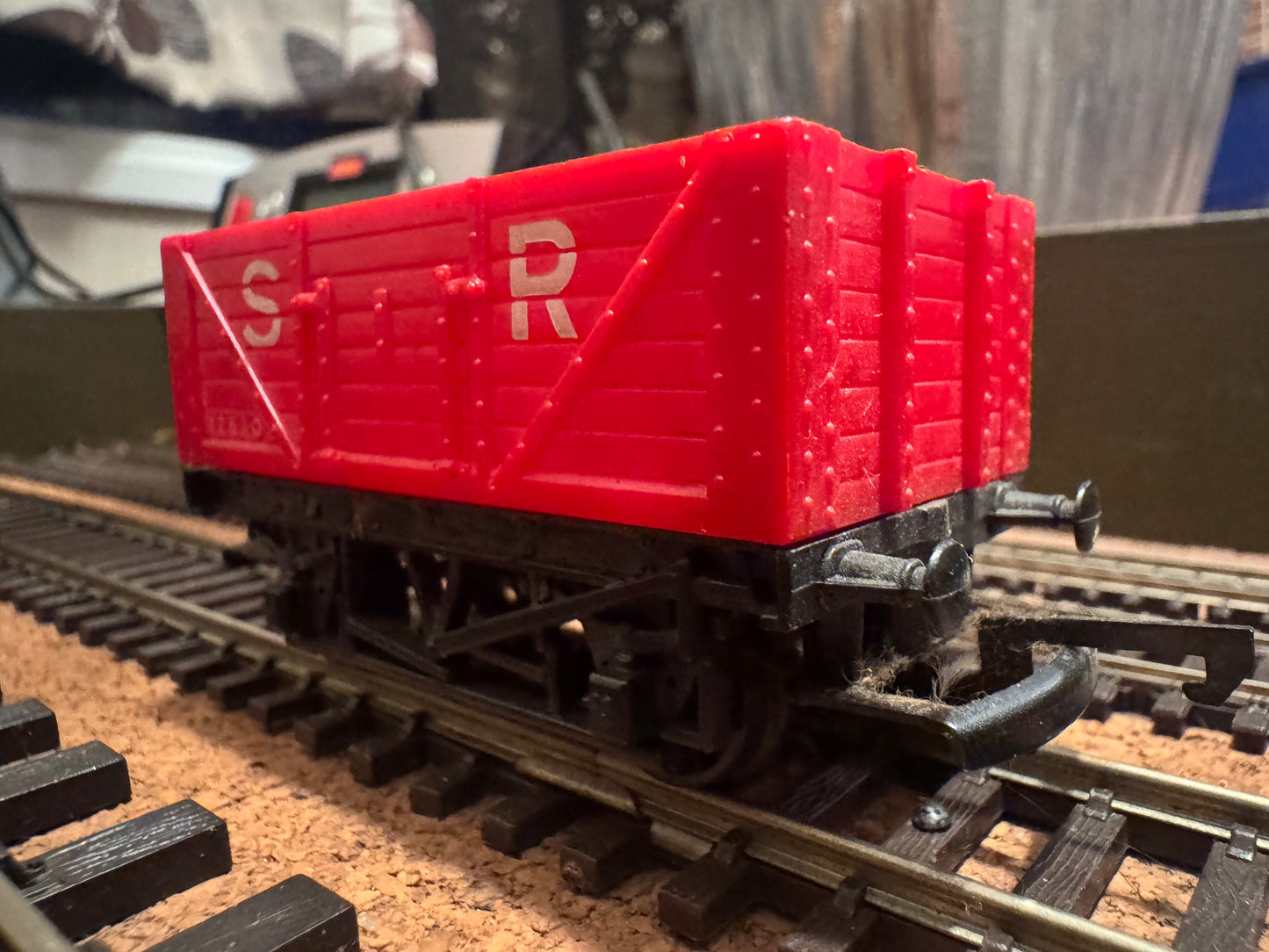 Hornby R.010 (OO) Southern Railway Severn Plank Wagon No.12530 in SR Red 