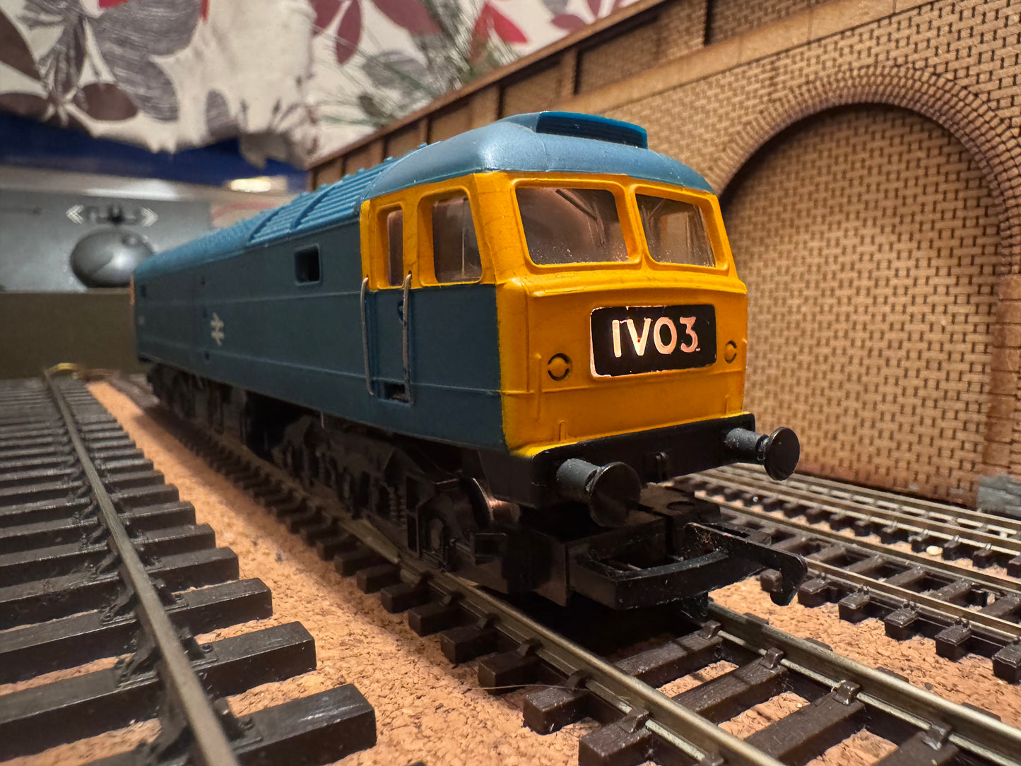 Hornby R075 (OO) British Railways Class 47/4 No.47421 in British Rail Blue with Head Code Box. DCC Fitted 