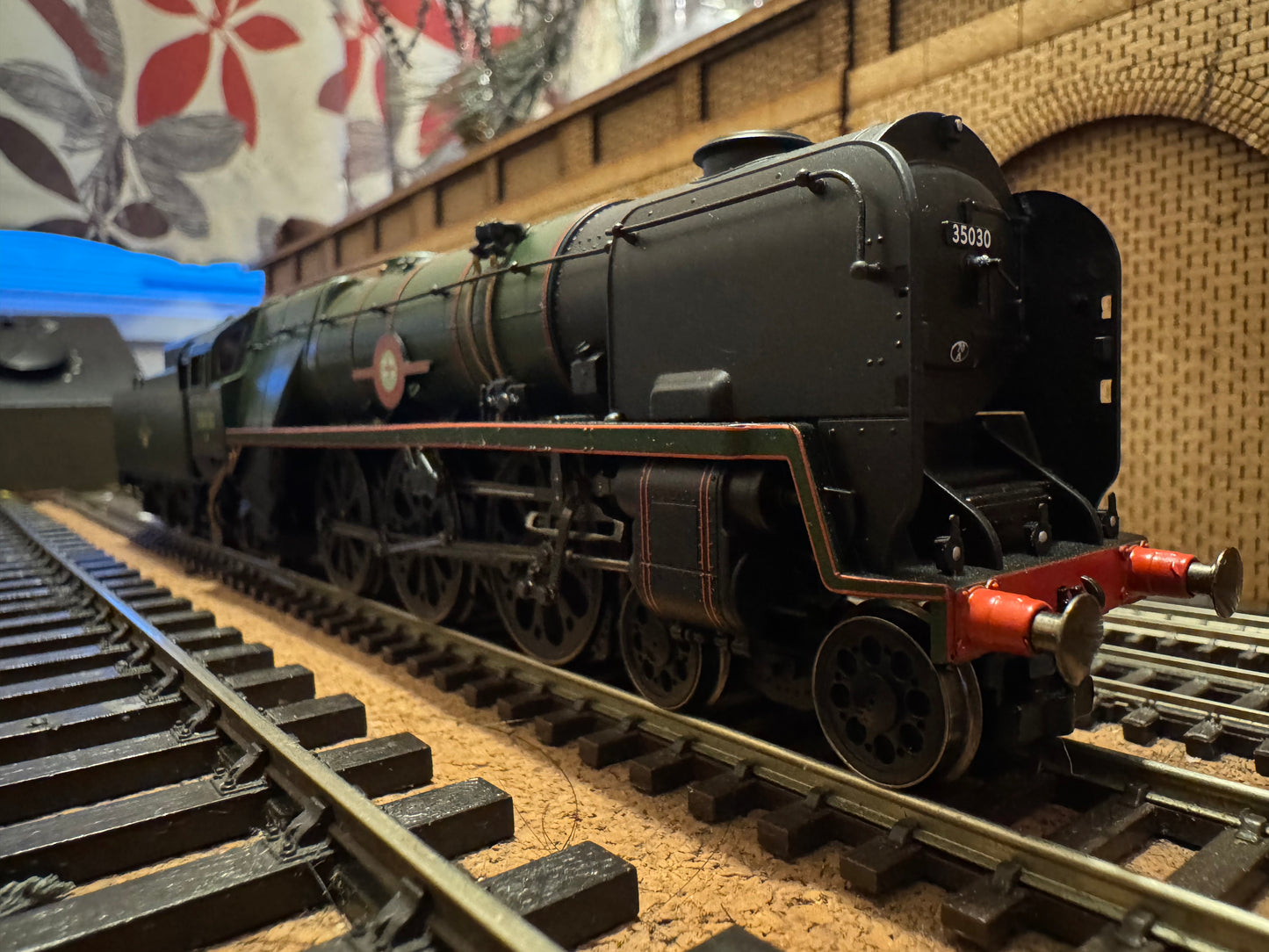 Hornby R3617 (OO) British Railways [SR] Rebuilt
‘Merchant Navy Class’ No.35030 “Elder Dempster Lines” in BR Lined Green. (Shed Code 70A, Nine Elms Depot) DCC Ready 