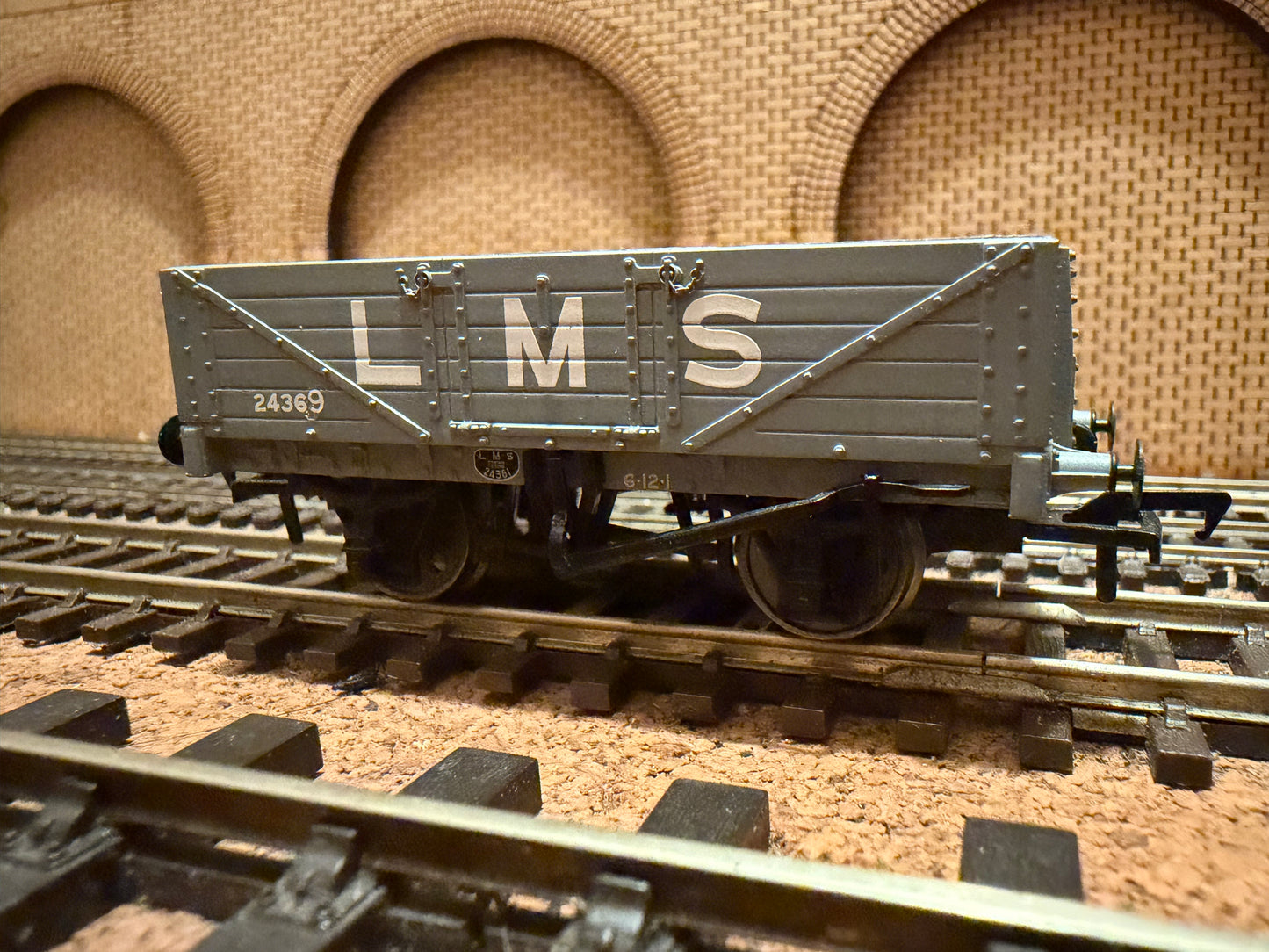 Bachmann 37-070 (OO) London Midland & Scottish Railway, Five Plank Wagon No.24369 in LMS Grey. 