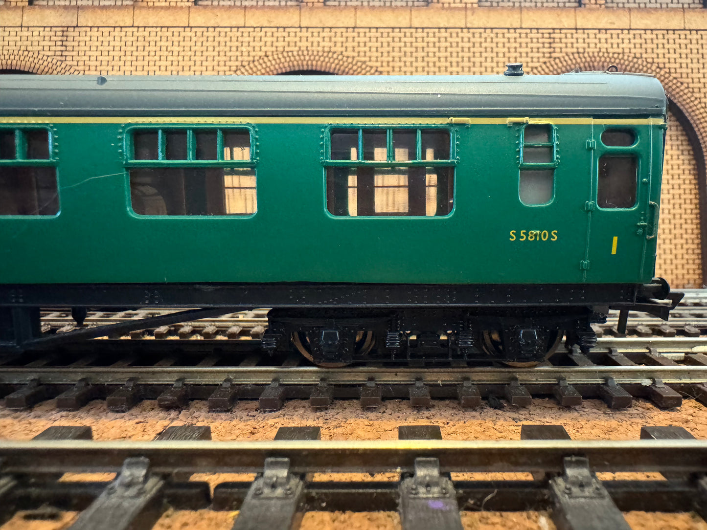 Bachmann 34-558B (OO) Ex SR, ‘Bulleid’ 63ft Corridor Composite No.S5810S in British Railways Southern Region Green 