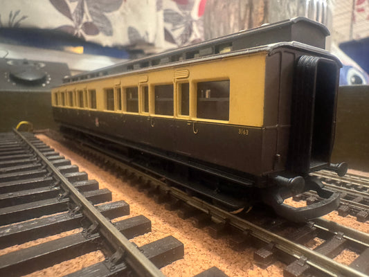 Hornby R4222A (OO) Great Western Railway ‘Dean’ Clerestory 3rd, No.3163 in GWR 1927-1934 Chocolate and Cream livery. 
