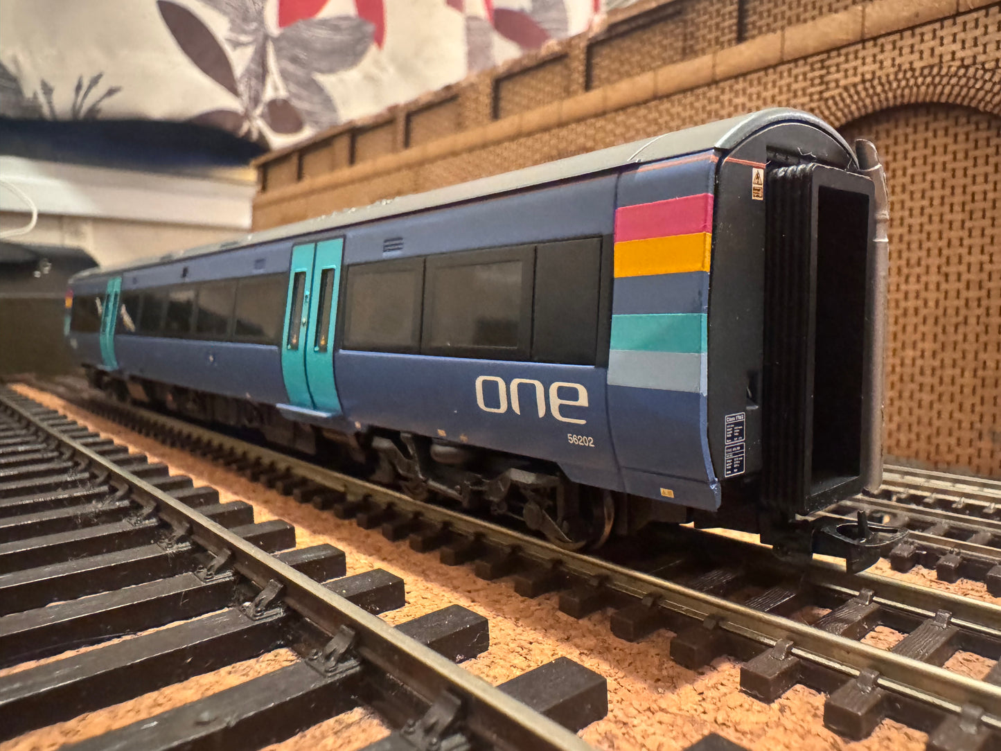 Bachmann 32-464 (OO) Adtranz / Bombardier Three Car Class 170 ‘Turbostar’ No.170202 in National Express’s ‘One Anglia’ livery.