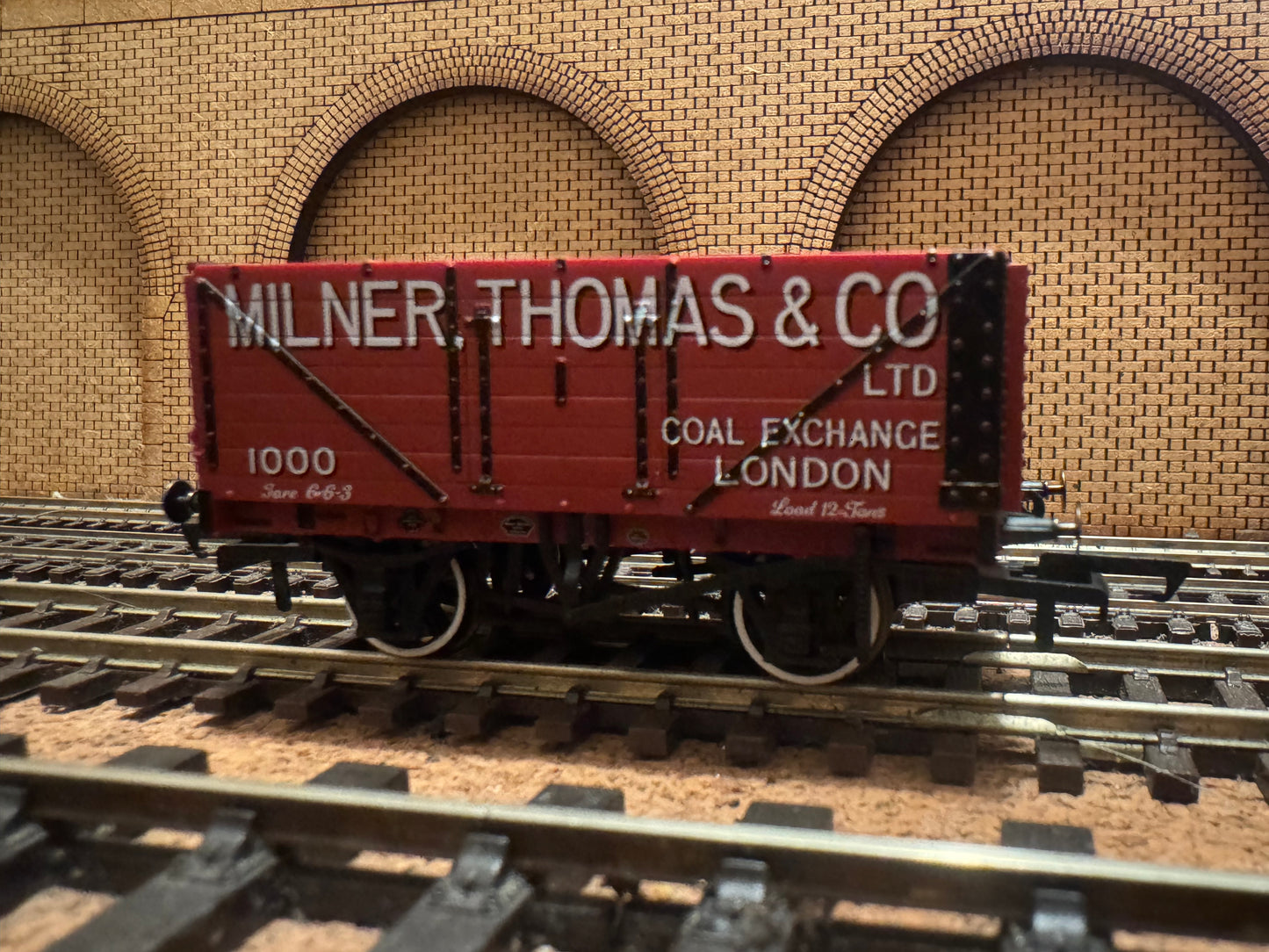 Oxford Rail OR76MW7027 (OO) Milner Thomas & Co Ltd Severn Plank Open Wagon No.1000 