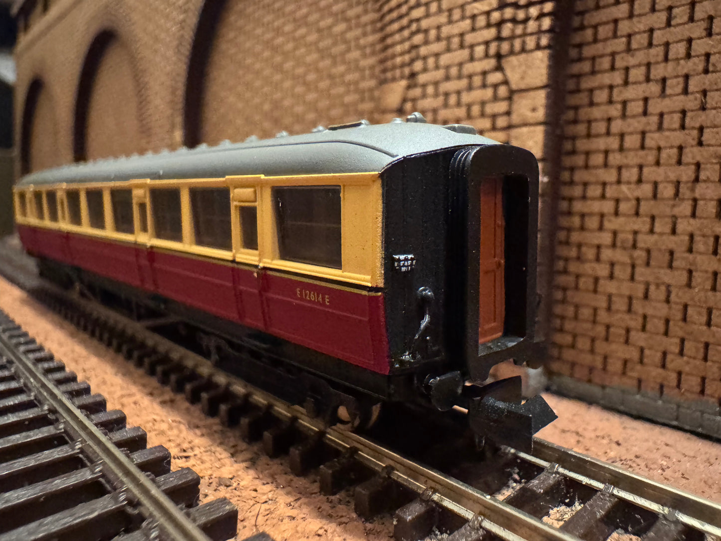 Dapol NC-60D (N Gauge) Ex LNER ‘Gresley’ Corridor Second No.E12614E in British Railways Blood and Custard Livery 