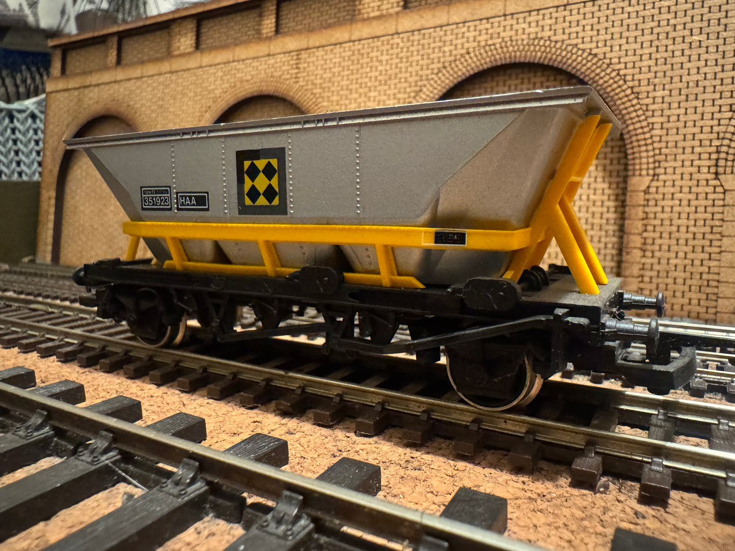 Hornby R.033 (OO) British Rail, Merry-Go-Round HHA Hopper Wagon No.350923 in BR Railfreight Coal Sector large logo livery with real coal load. 