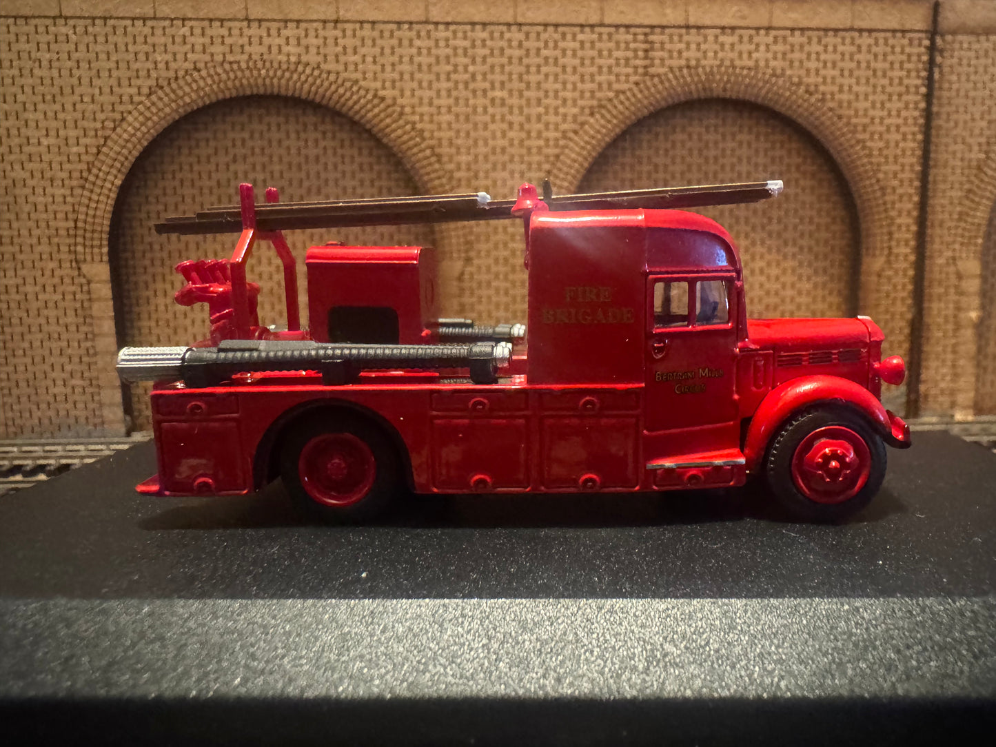 Oxford Diecast 76BHF004 (OO / 1:76) Bedford WLG Heavy Unit, Fire Engine in Bertram Mills Circus Livery 