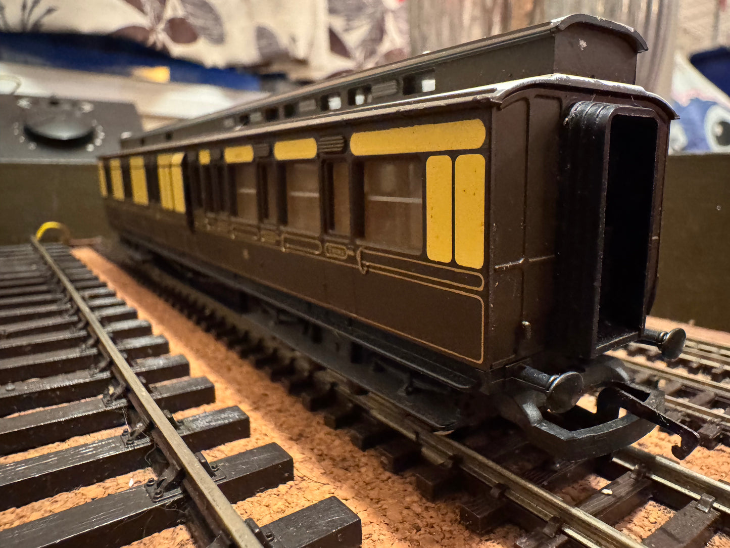 Hornby R4120 (OO) Great Western Railway ‘Dean’ Clerestory Brake No.3371 in GWR (1880 - 1908) Chocolate & Cream with Gold Lining. 