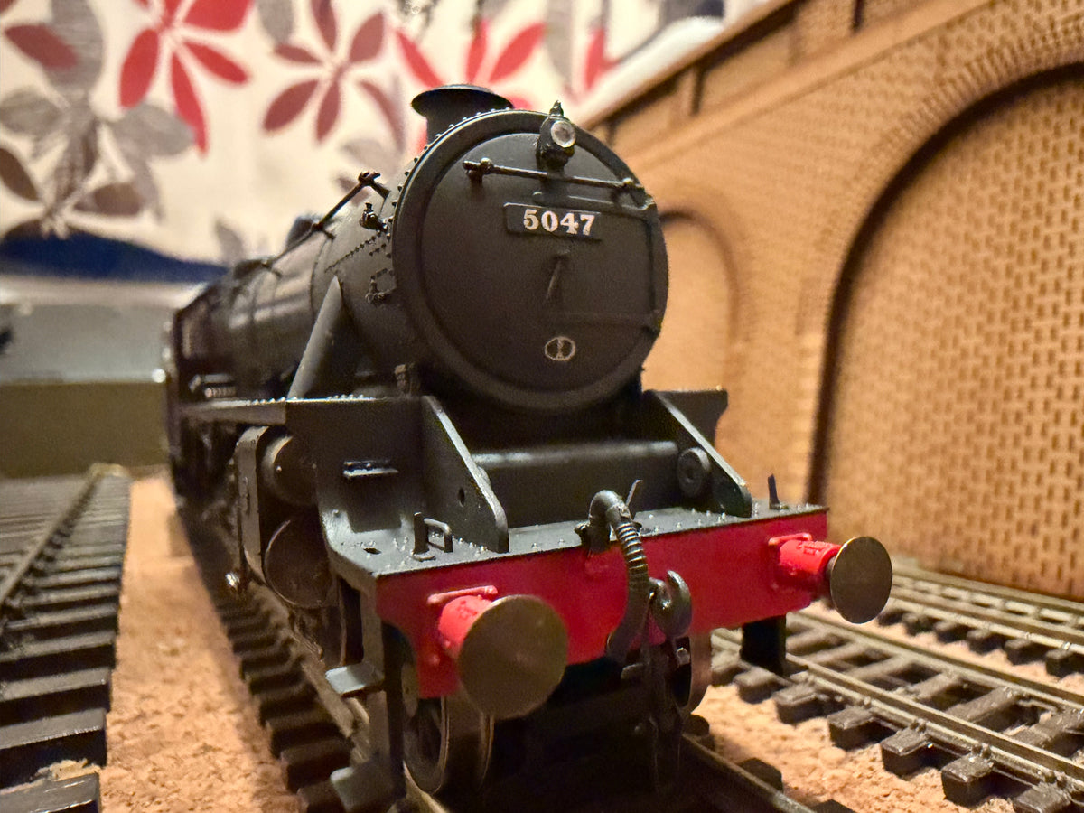 Hornby R30274 (OO) London Midland & Scottish Railway 5P-5F ‘Black Five’ No.5047 in Weathered LMS Lined Black (Shed Code 5A, Crewe North). DCC Ready 