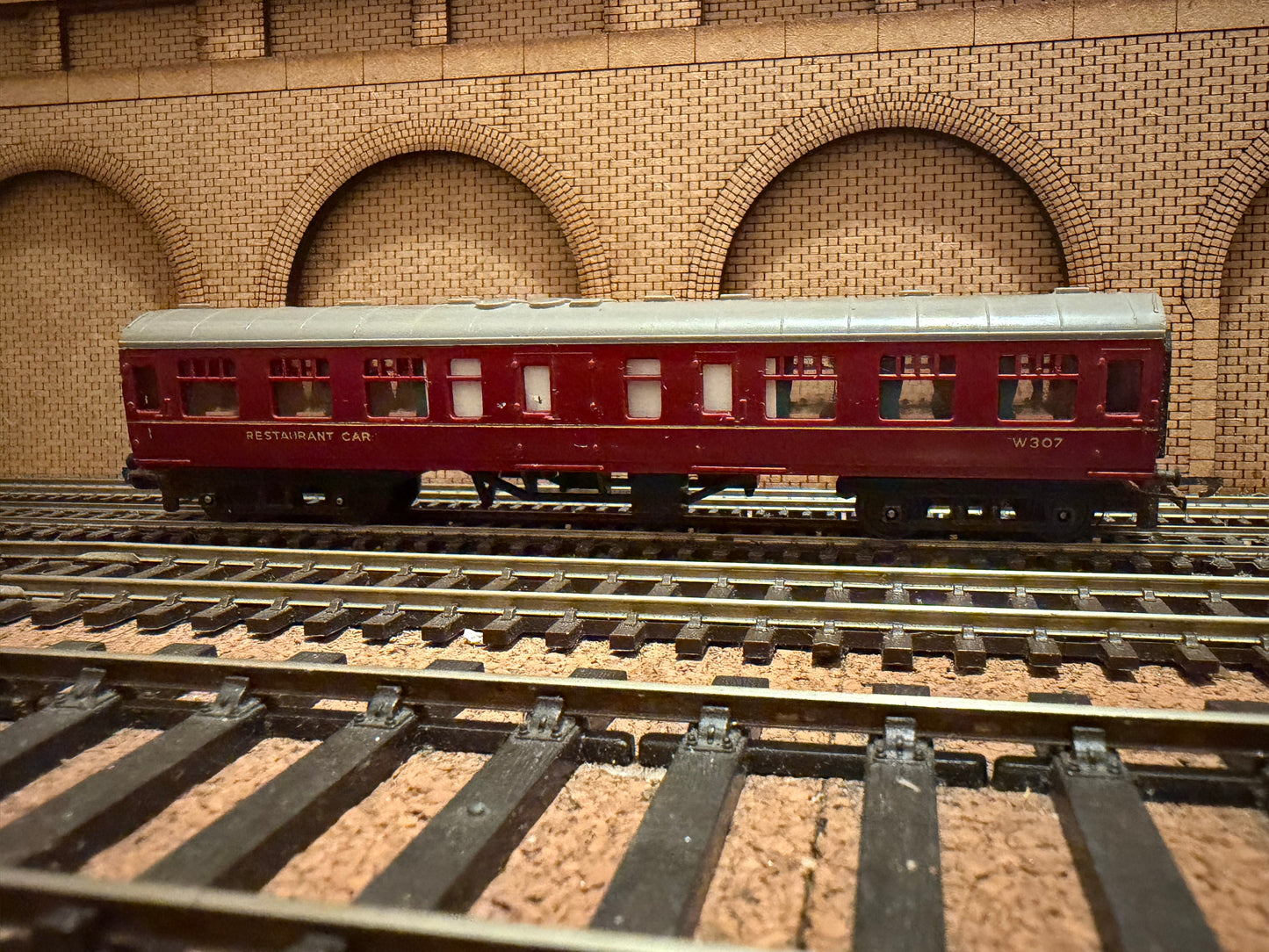 Tri-ang T.84 (TT) British Railways MK1 Restaurant Car No.W307 in BR Crimson 
