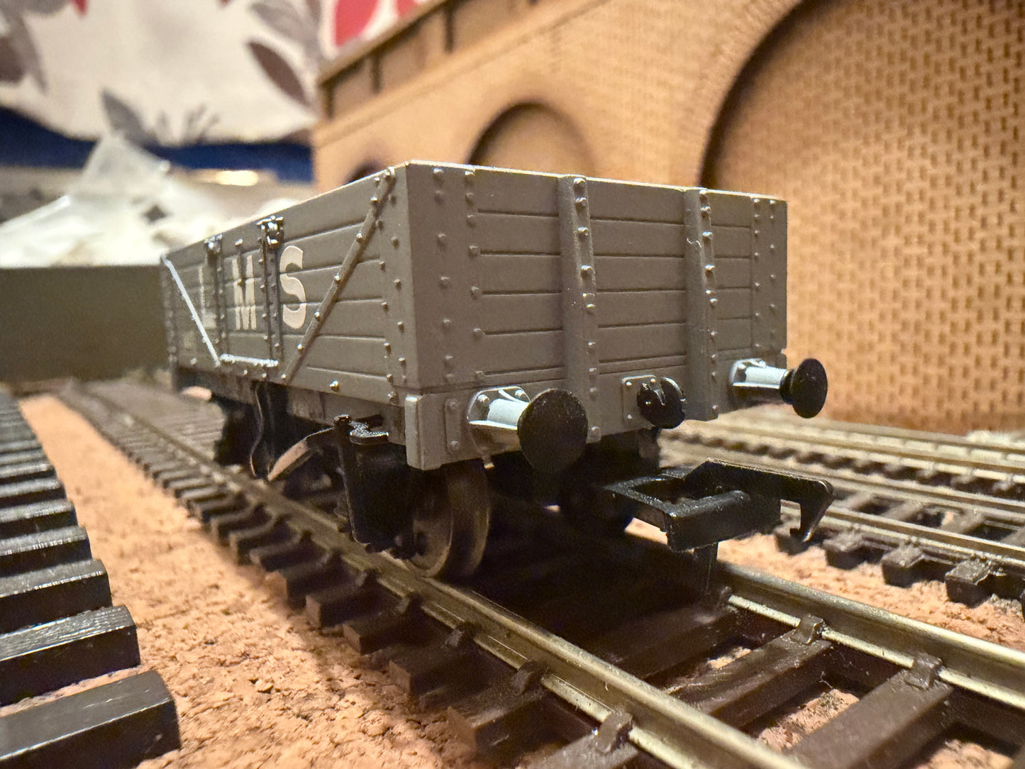 Bachmann 37-070 (OO) London Midland & Scottish Railway, Five Plank Wagon No.24371