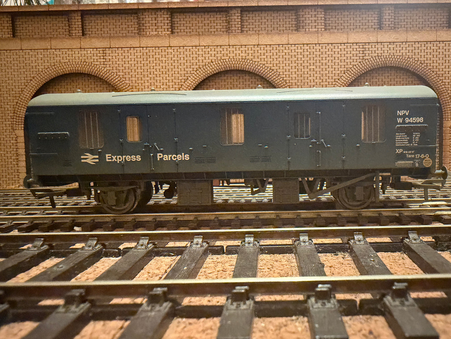 Bachmann 39-552Z (OO) British Railways MK1, Ex Covered Carriage Truck / NVP No.W94598 in Weathered BR Rail ‘Express Parcels’ livery. Special edition 