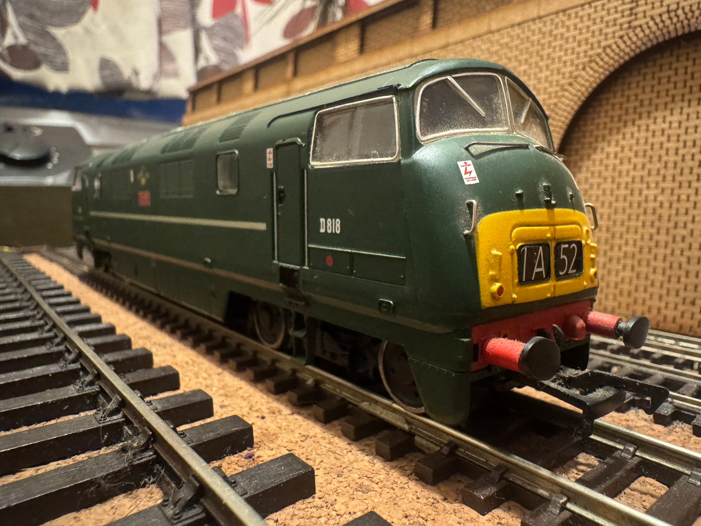 Bachmann 32-059 (OO) British Railways Western Region, “Warship” [Class 42] D818 “Glory” in BR Green with Yellow Ends. DCC Sound Fitted. 