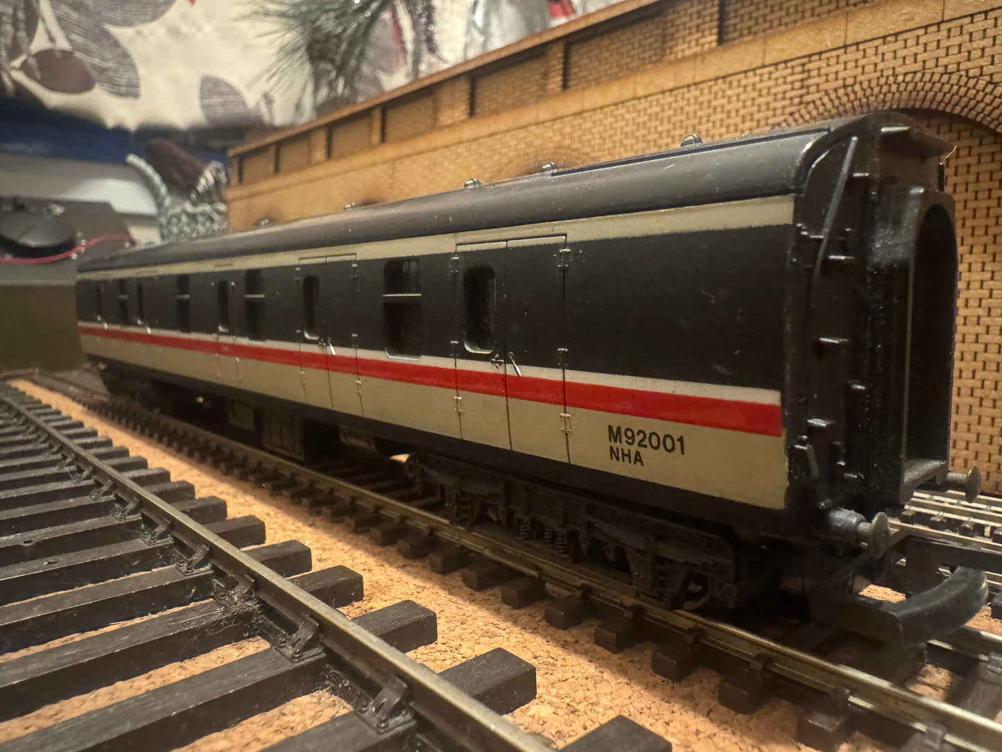 Lima 305373 (OO) British Railways MK1 NHA Van No.92001 in BR Intercity Executive Livery 