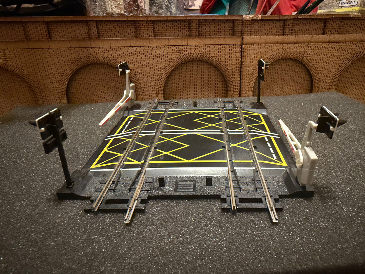 Hornby R636 (OO) Hornby R636 (OO) Double Track Level Crossing with Half barriers 