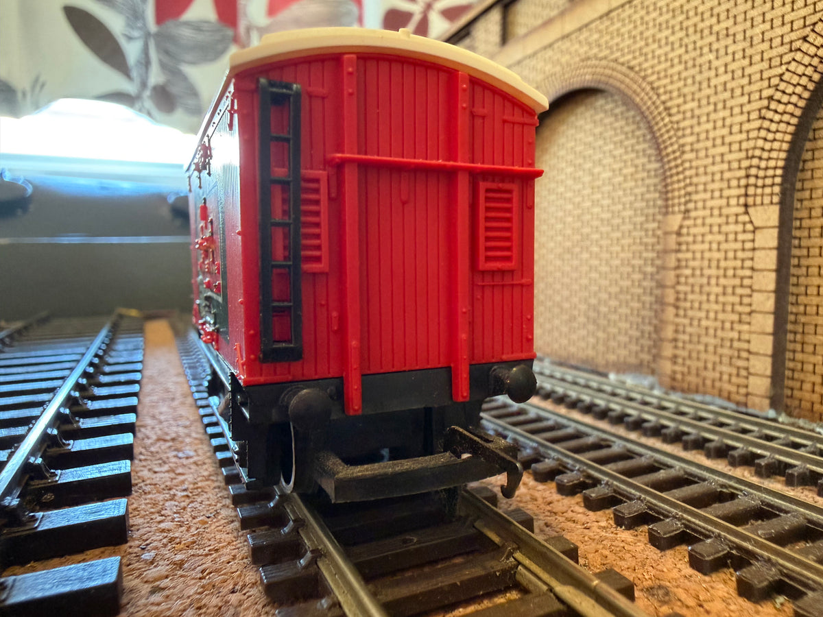 Hornby R.009 (OO) Golden Shred Van