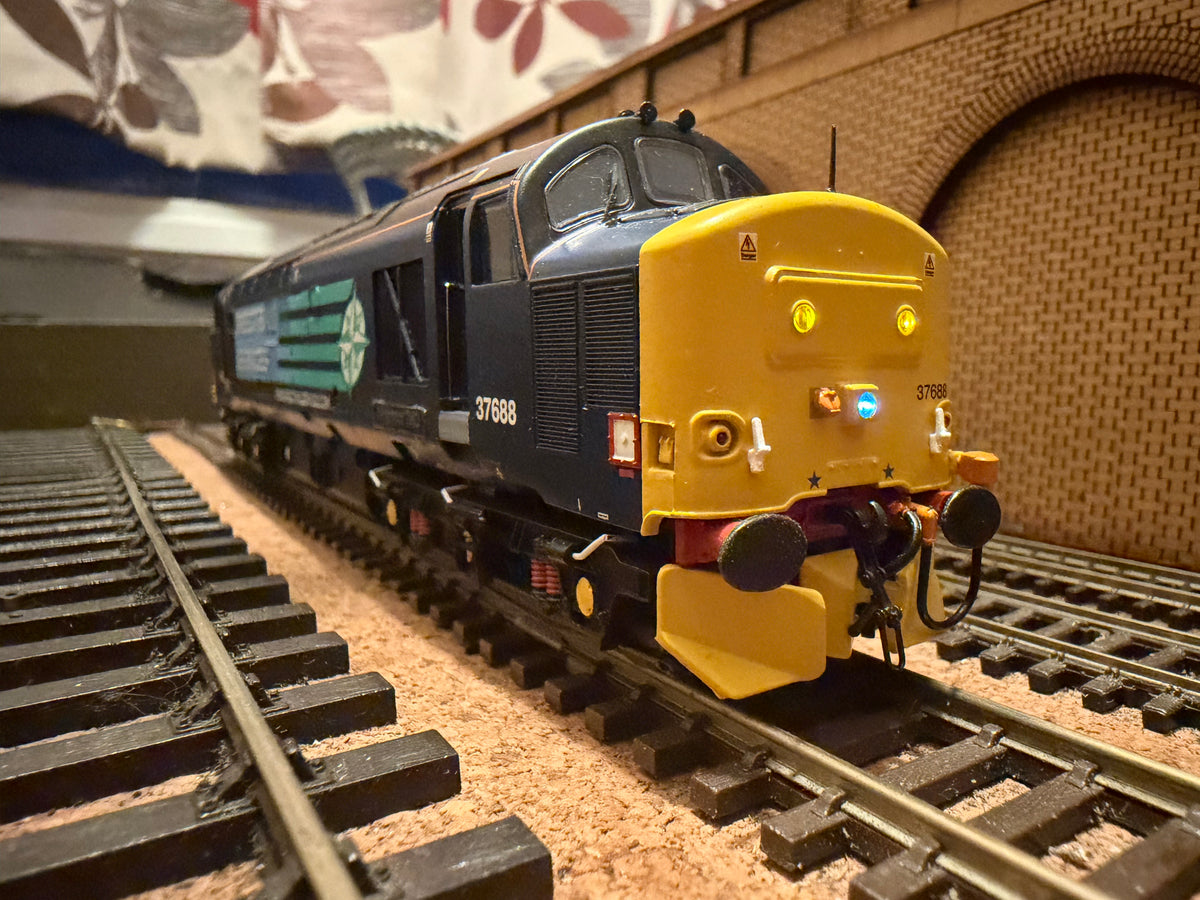Bachmann 32-392 (OO) Ex BR Class 37/5 No.37688 “Kingmoor TMD” in Direct Rail Services Compass Livery. DCC Ready 