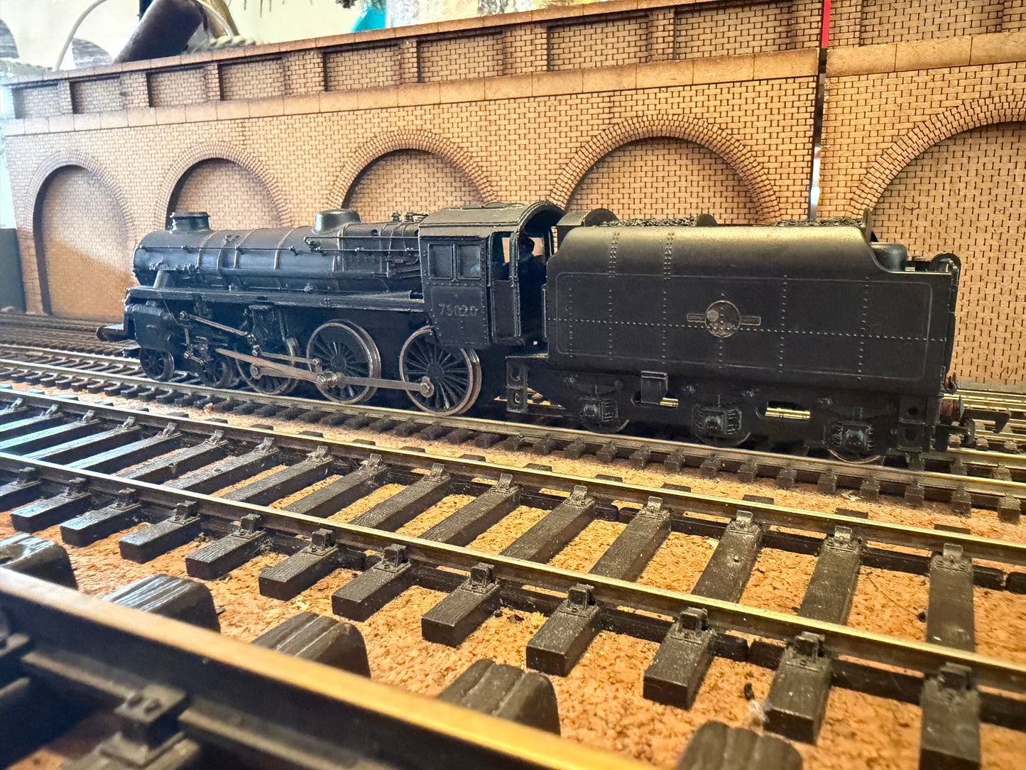 Bachmann 31-105 (OO) British Railways Standard Class 4MT 4-6-0 No.75020 with double chimney and BR1B Tender in Heavily Weathered BR Lined Black 