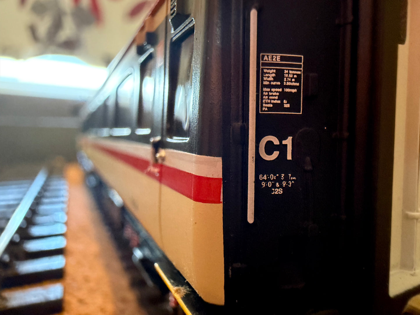 Hornby R4618 (OO) British Rail, MK2E Brake Standard Open No.9504 in Intercity Executive Livery.