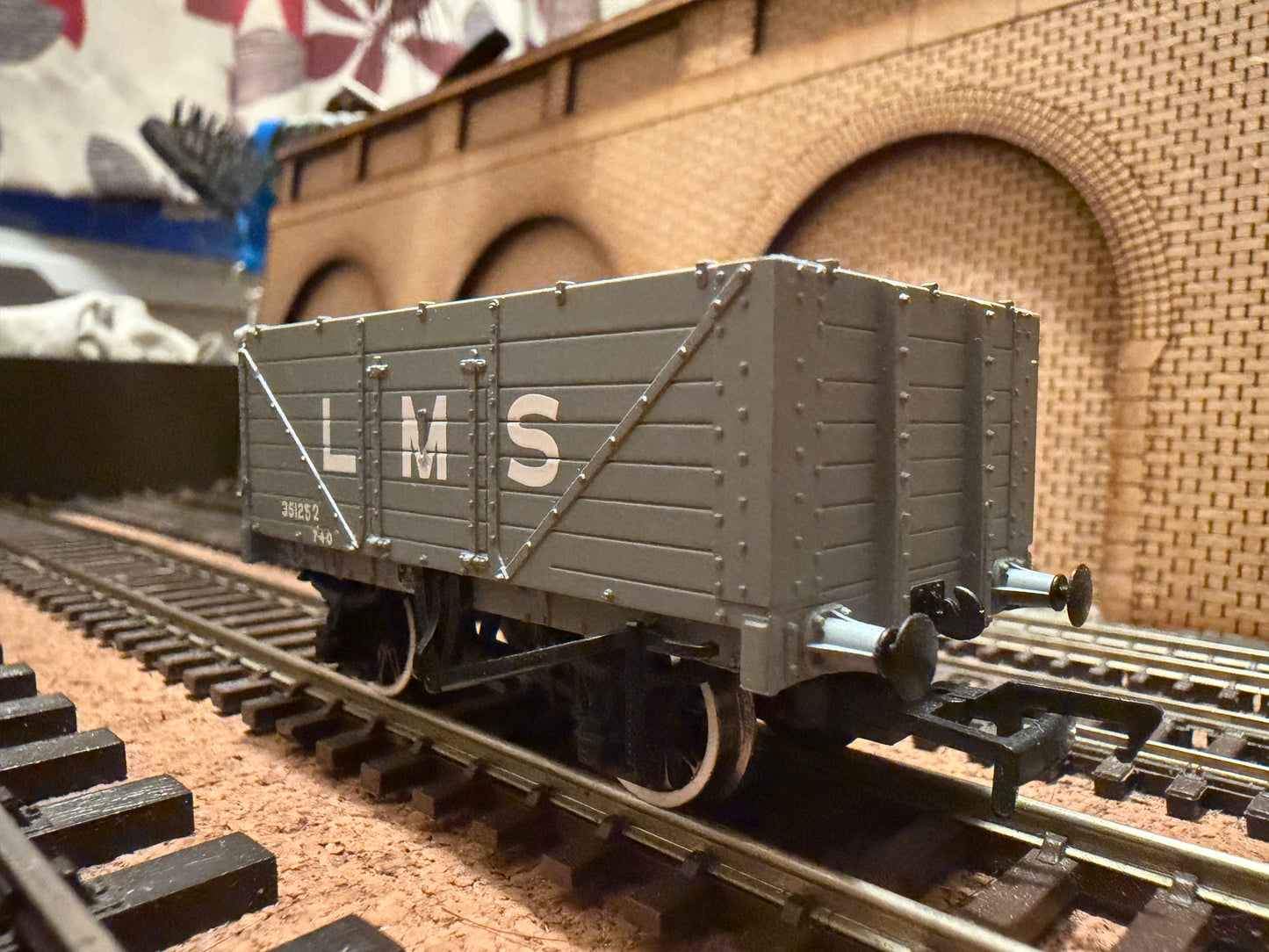 Bachmann 37-088 (OO) London Midland and Scottish Railway 12T Severn Plank Wagon No.351252 