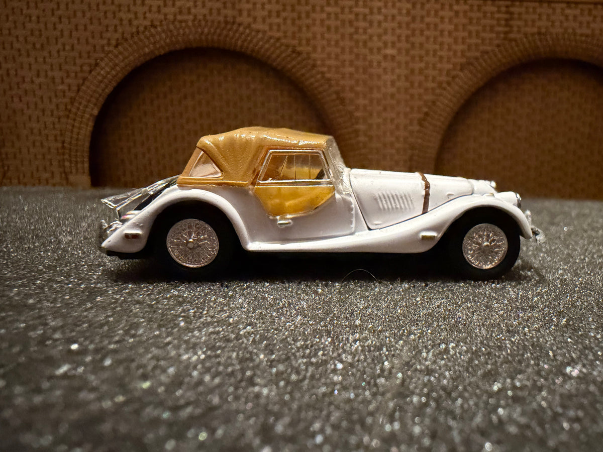 Cararama (1:76 / OO) Morgan + 8 Roadster in White. Registration CHX 12G 