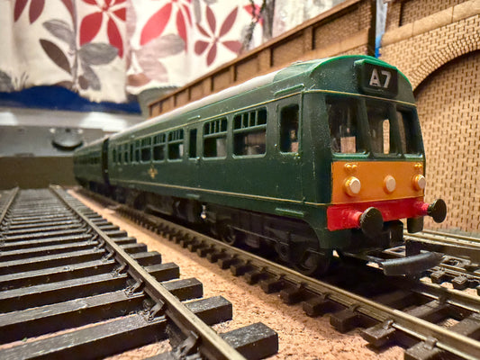 Tri-ang R.157 & R.158 (OO) British Railways, Metro-Cammell Lightweight DMU with yellow ends 