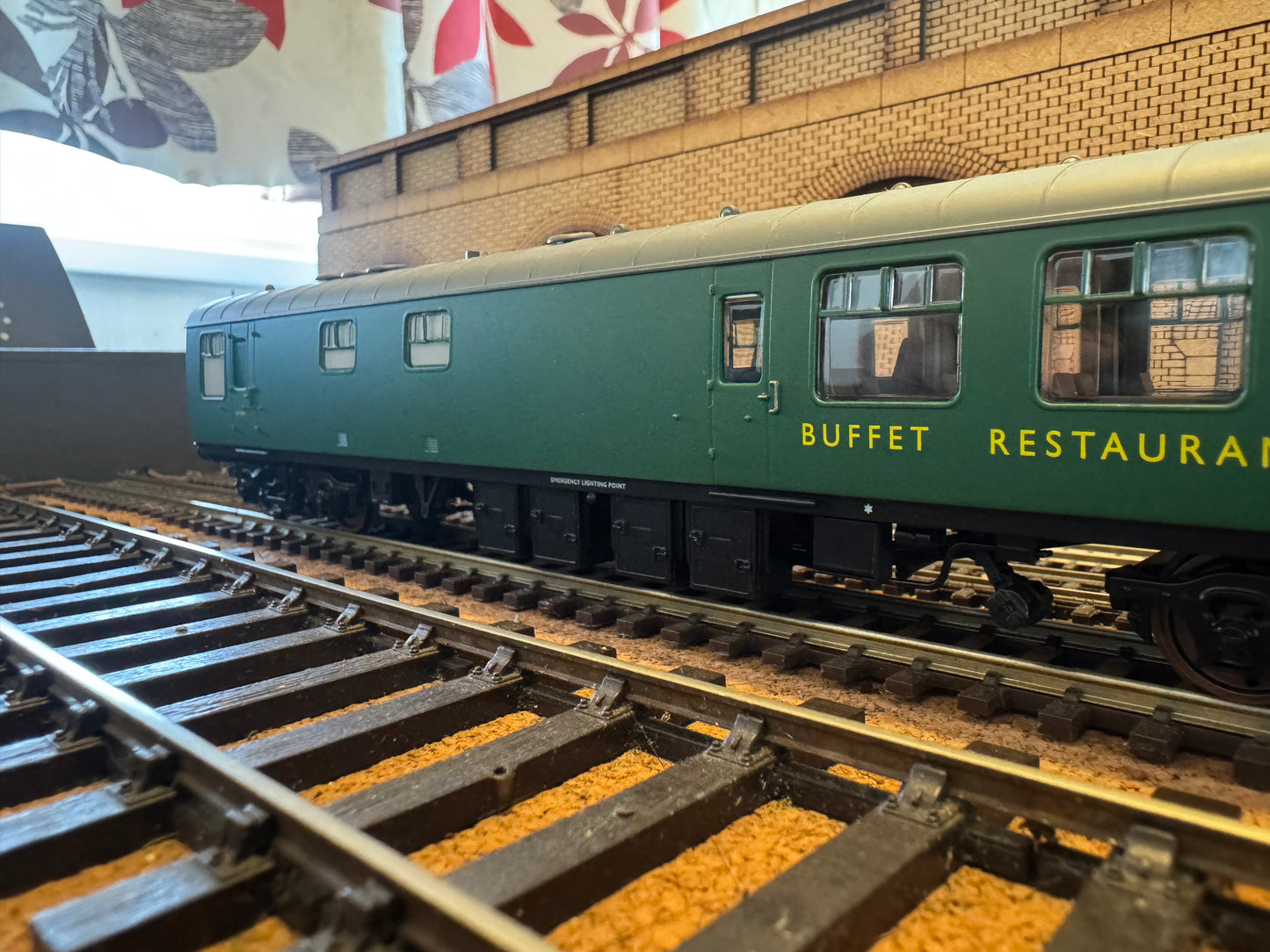 Hornby R4972 (OO) British Railways MK1 Restaurant Buffet No.S1765 in BR Southern Region Green 
