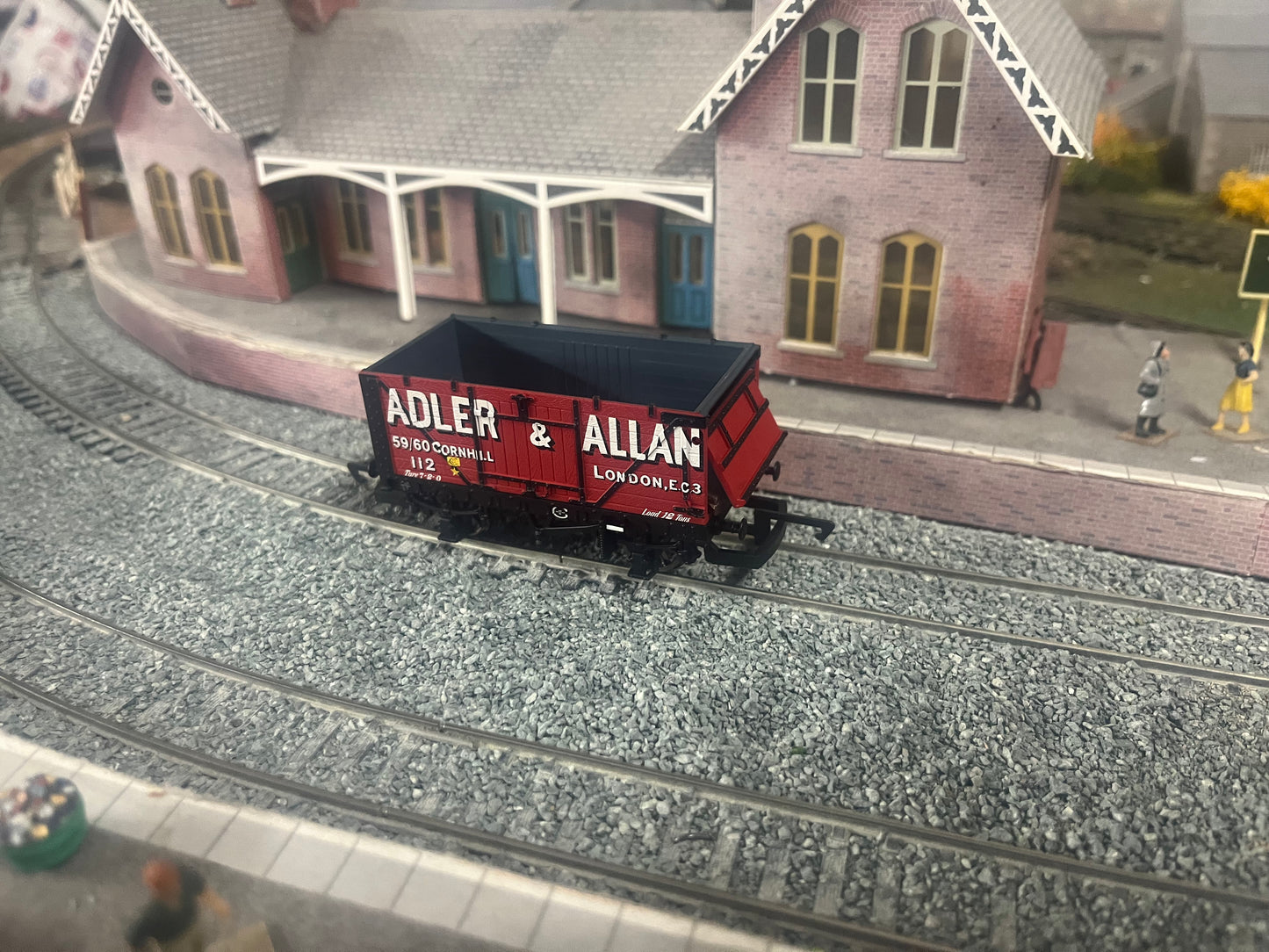Hornby (OO) Adler & Allan, 8 Plank, End opening tipping wagon No.112.