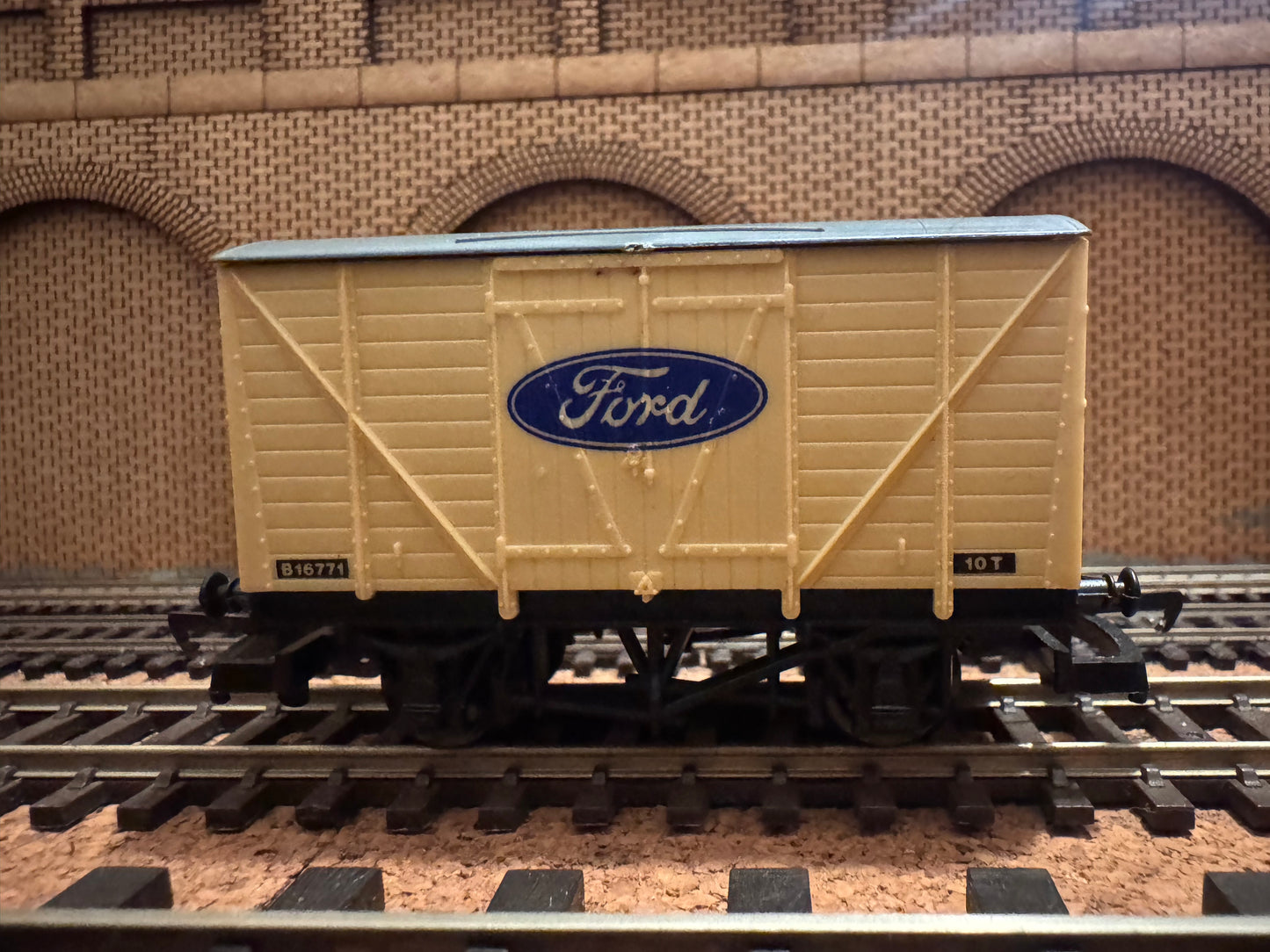 Lima (OO) Ex British Railways Vent Van. No.B16771 in Ford Motor Company Livery