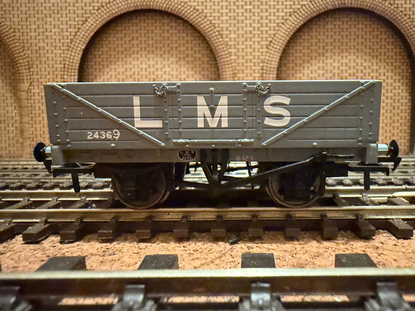 Bachmann 37-070 (OO) London Midland & Scottish Railway, Five Plank Wagon No.24369 in LMS Grey. 