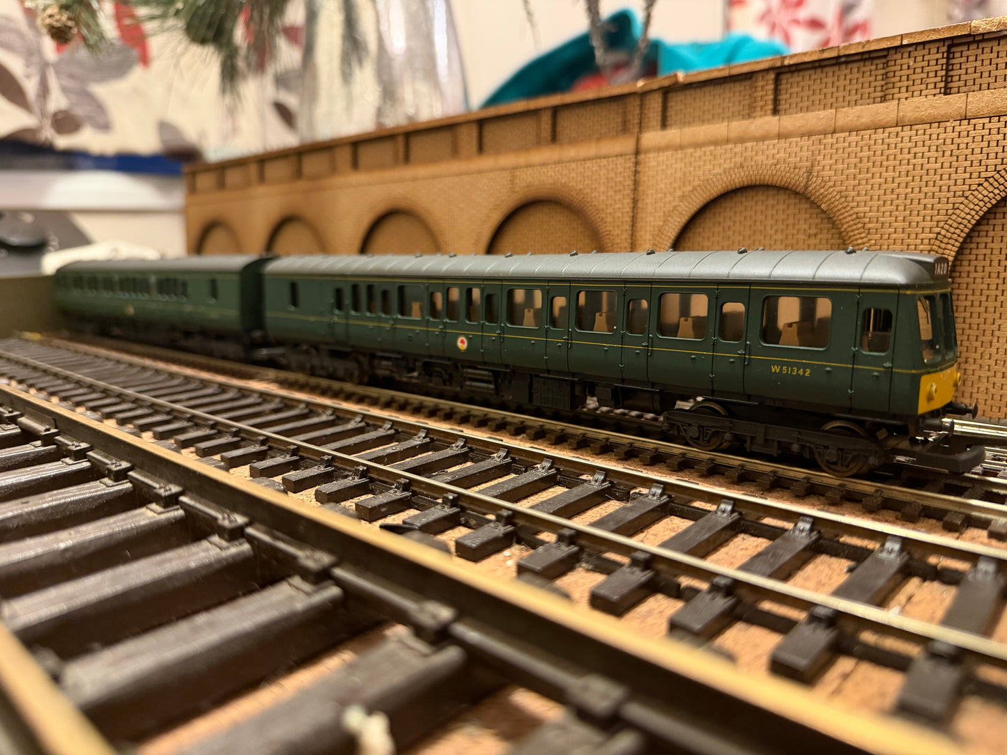 Lima 205137 (OO) British Railways, Pressed Steel, Two Car Diesel Multiple Unit [Class 117] x2 DMBS in BR green with small yellow ends. 