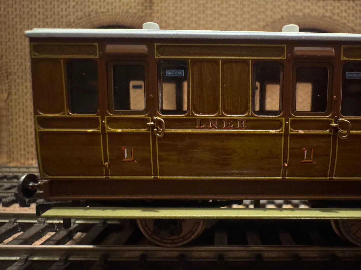 Hornby R40081 (OO) London North Eastern Railway Six Wheel First Class Compartment Coach, No.4172 In Varnished Teak 