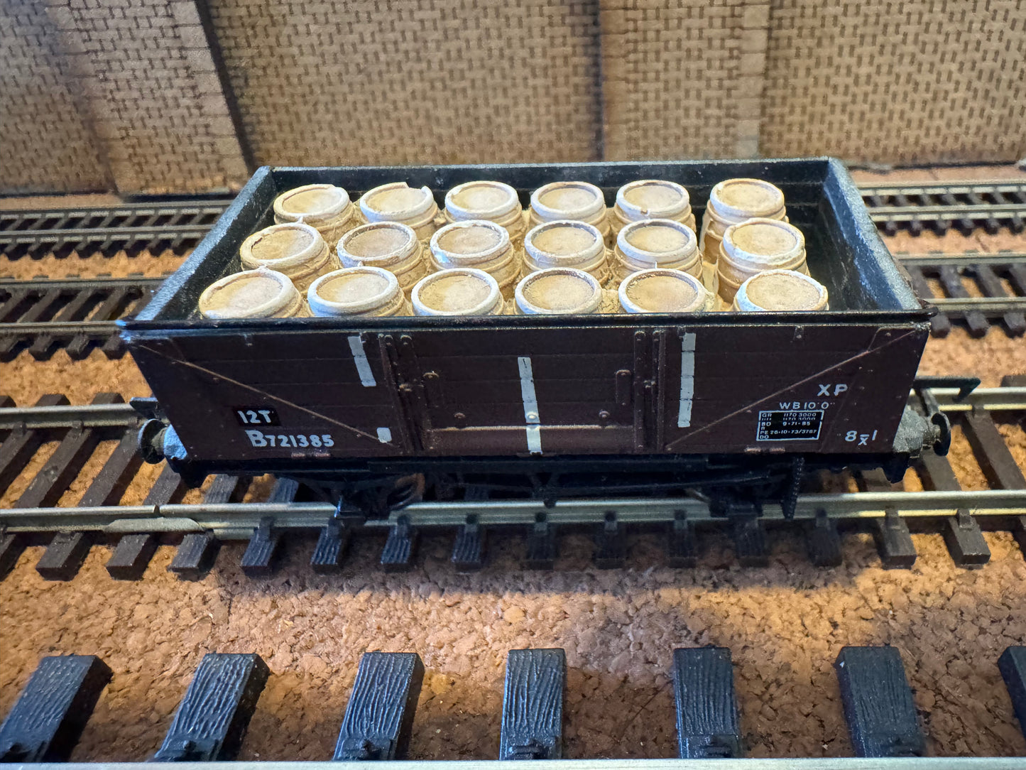 Bachmann 33-226 (OO) British Railways, 12T Hybar Shock Absorbing Wagon B721385 with Load in BR Brown Livery 