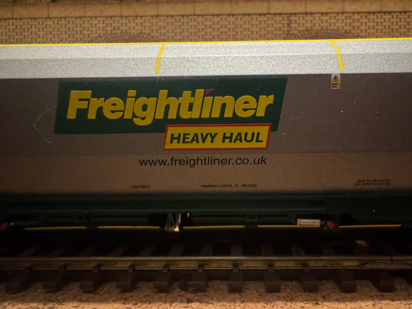 Bachmann 38-030 (OO) Freightliner 100T HHA Bogie Hopper with sliding end doors No.370429 in Freightliner Heavy Haul Livery 