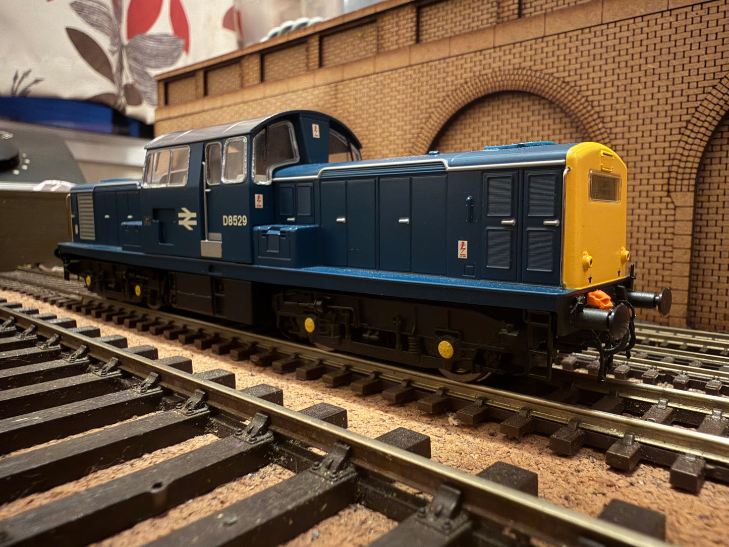 Heljan 17021 (OO) British Railways, Clayton Type 1 [Class 17] No.D8529 in British Rail Blue. DCC Ready 